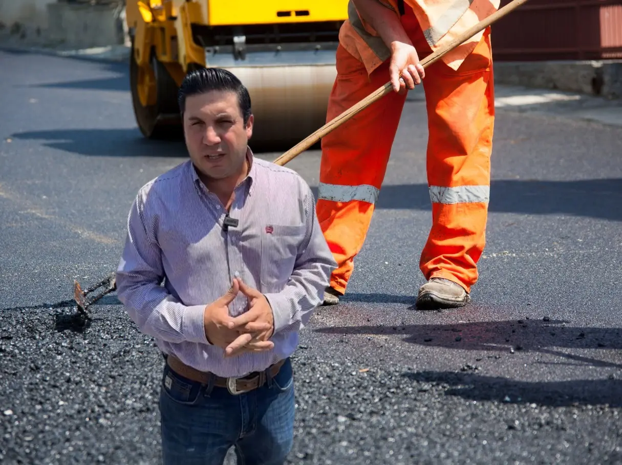 Desde la calle Crisantemo, una de las vialidades intervenidas recientemente, el edil destacó que ya se han pavimentado calles como Jazmín, Gardenia y la misma Crisantemo. Foto: Canva/Facebook Raúl Cantú.