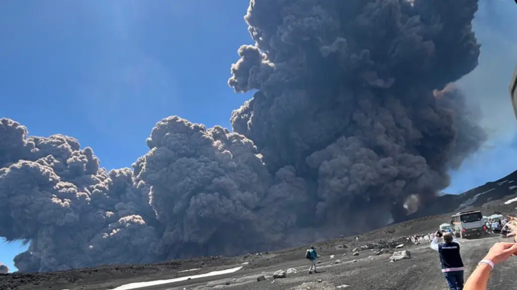 Volcán Etna, en Italia, entra en erupción mientras turistas huyen de la explosión