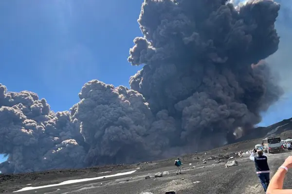 Volcán Etna, en Italia, entra en erupción mientras turistas huyen de la explosión