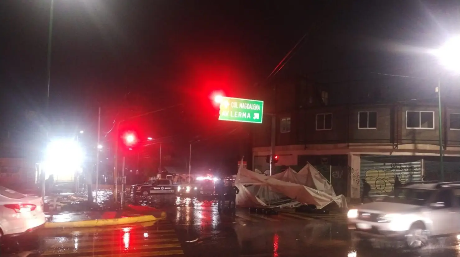 La intensa granizada provocó anegaciones en vialidades clave del Valle de Toluca. Imagen: @CAEM_EDOMEX