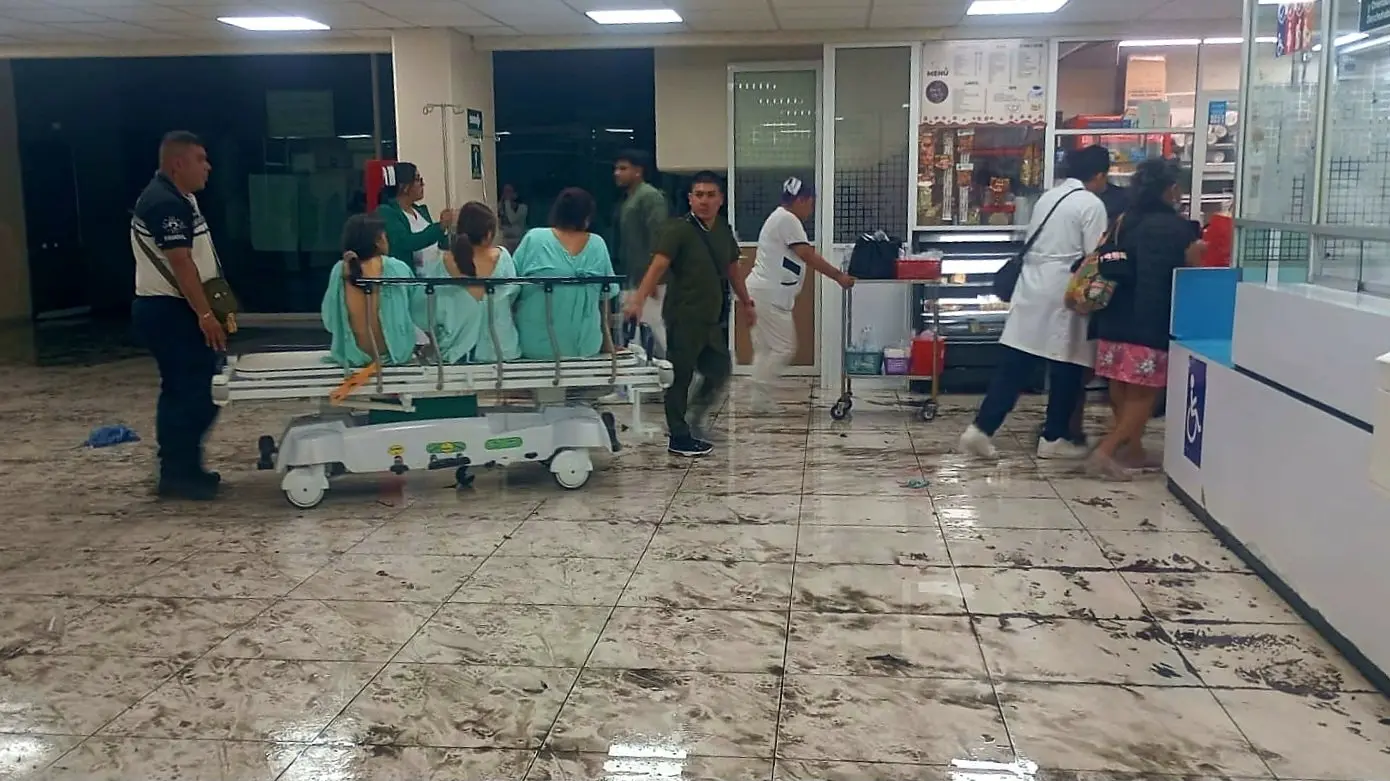 El colapso de una barda perimetral y el limitado drenaje causaron inundaciones en el hospital de Los Reyes La Paz. Imagen: @IMSSedomexote