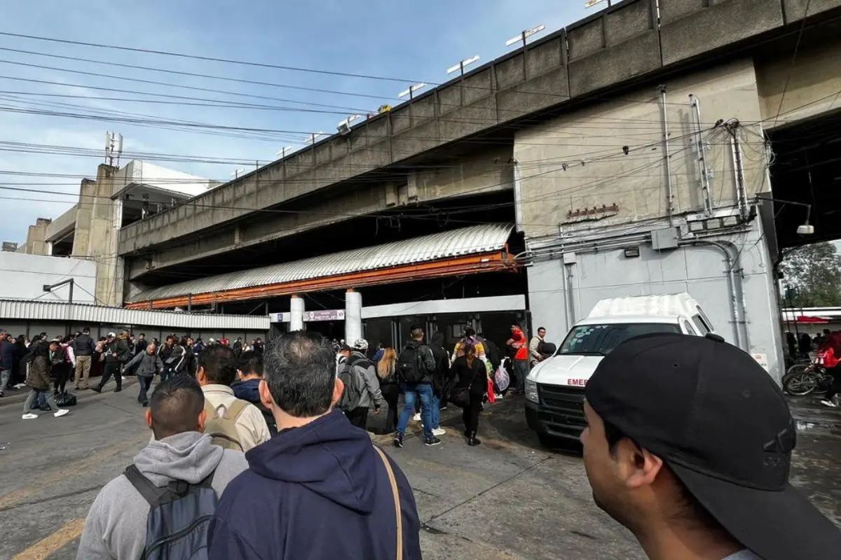 Usuarios de la Línea A del Metro CDMX afectados por el cierre de la línea a causa de las lluvias. Foto: Laura Ávila
