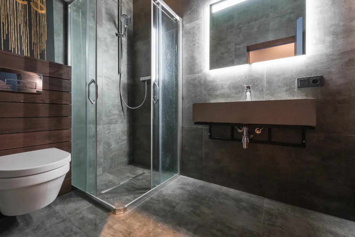 Proteger la regadera del segundo piso contra filtraciones requiere técnicas efectivas que aseguren durabilidad y eviten daños estructurales en el baño. Foto: Canva
