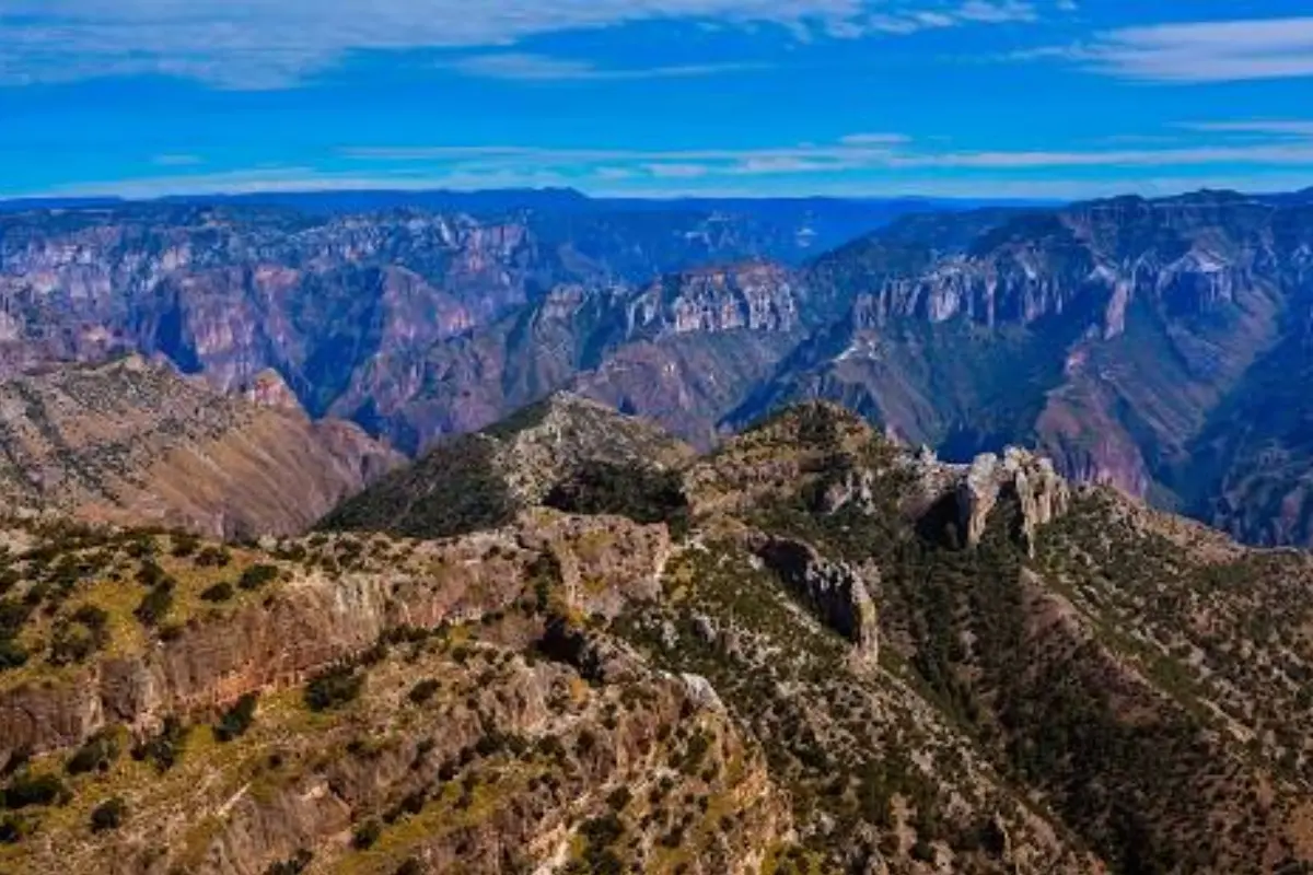 En Chihuahua, las Barrancas del Cobre atraen a turistas con sus profundos cañones y la rica cultura de los rarámuris. Foto: Google