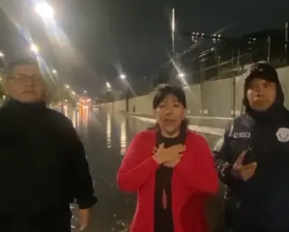 Automovilista graba el momento en que su auto queda varado por inundaciones en Iztapalapa CDMX