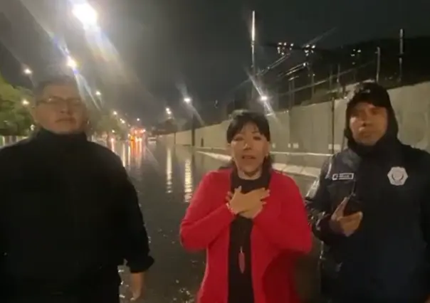 Automovilista graba el momento en que su auto queda varado por inundaciones en Iztapalapa CDMX