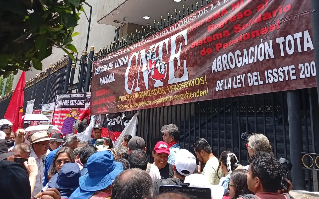 Plantón de la CNTE frente a la Secretaría de Gobernación. Foto: Facebook (Coordinadora Nacional de Trabajadores de la Educación)