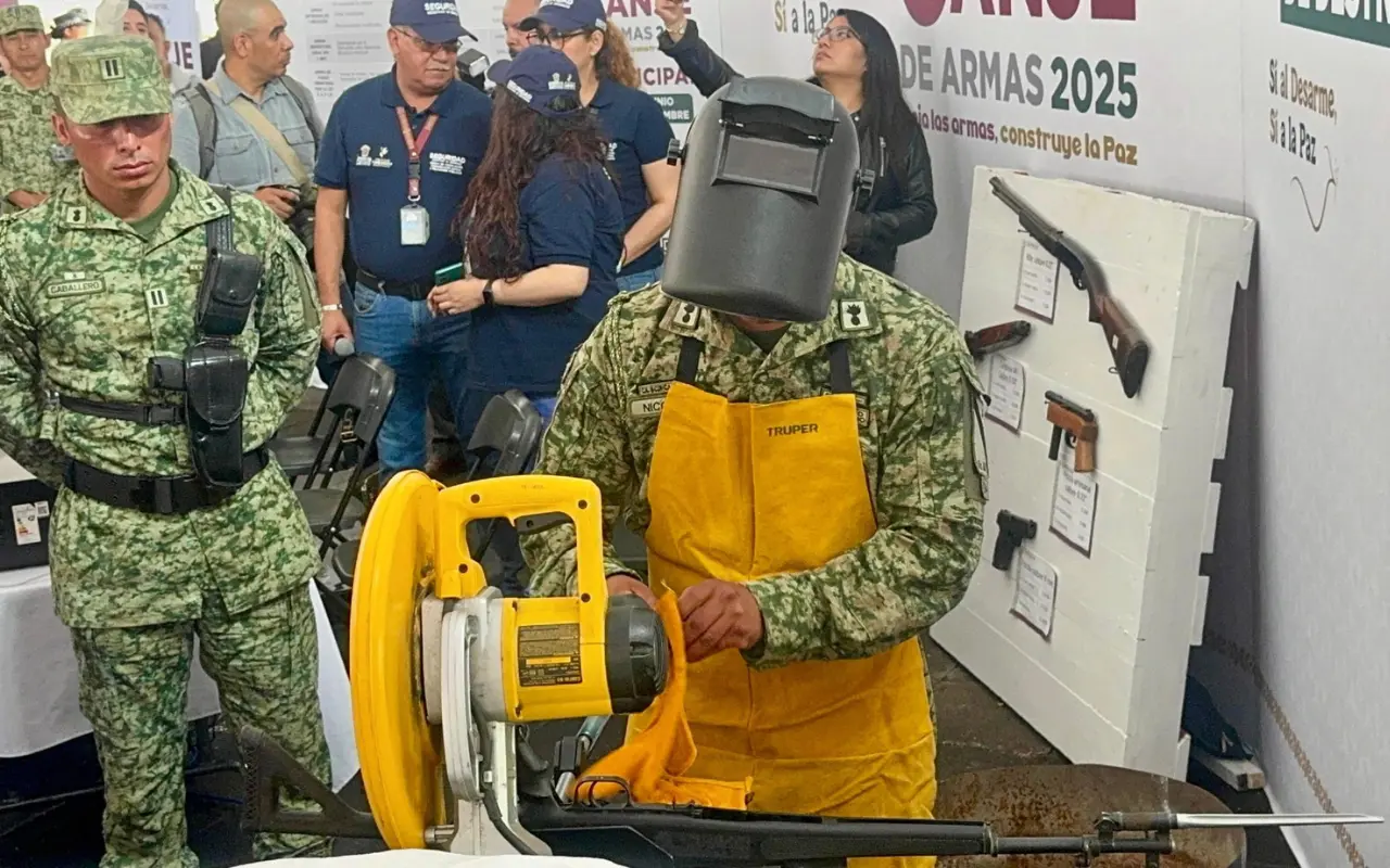 Autoridades presencian la destrucción de armas entregadas en el programa Sí al Desarme, Sí a la Paz 2025. Foto: X/ @Gob_Tlalne (Canva)