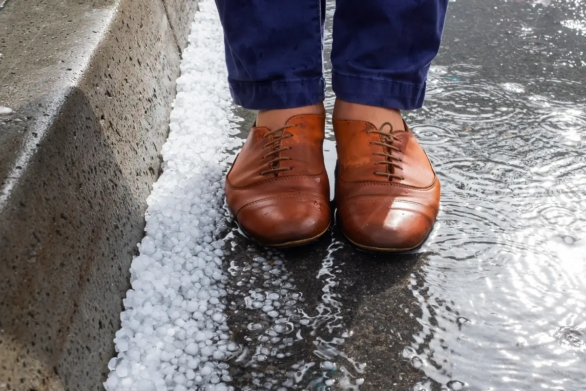 No todos a todos los zapatos se les puede aplicar el remedio casero de la cera de parafina, se recomienda tener cuidado. Foto: Canva