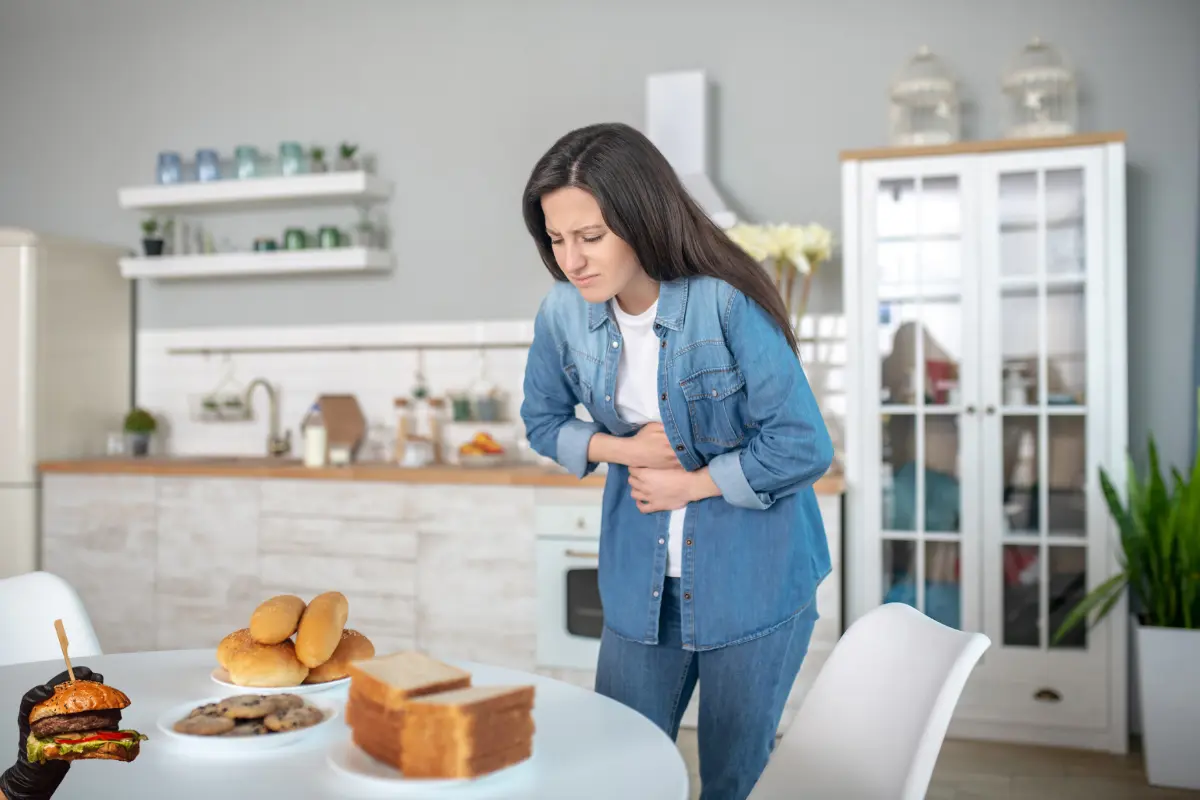 No consumir alimentos ultraprocesados, con grasa, irritantes o café en exceso ayudan a cuidar la salud digestiva. Foto: Canva