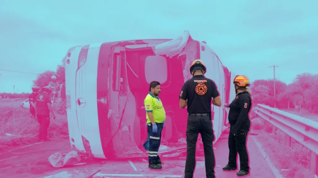 Revelan identidad de víctimas de volcadura de autobús en Hualahuises