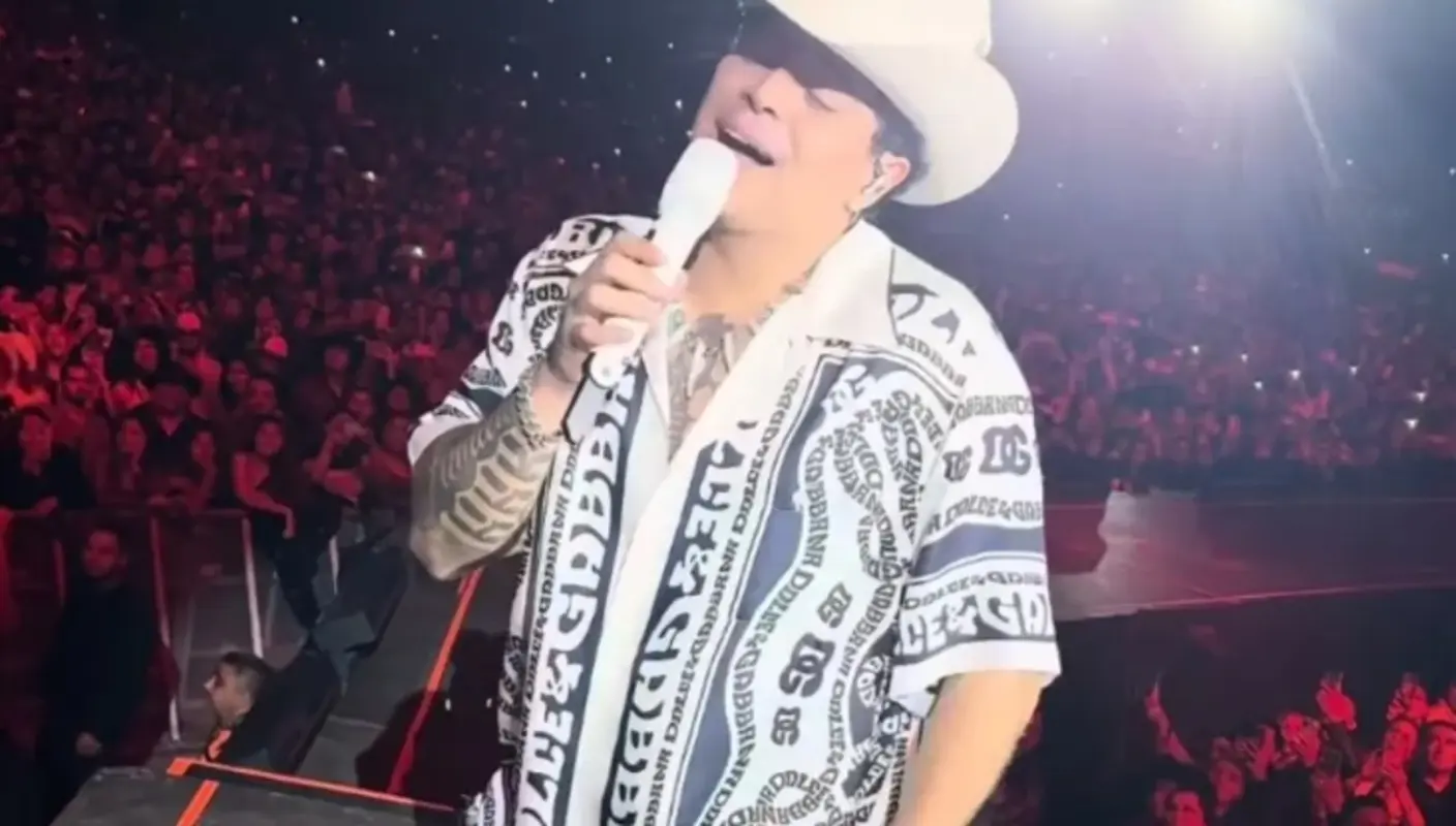 Eduin Caz demuestra su sencillez, se come un elote en pleno escenario Foto: IG Grupo Firme