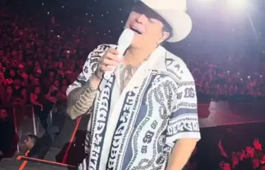 Eduin Caz demuestra su sencillez, se come un elote en pleno escenario