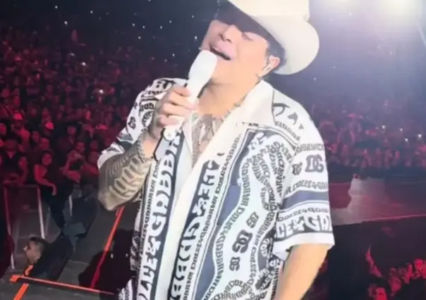 Eduin Caz demuestra su sencillez, se come un elote en pleno escenario