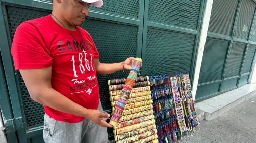 Conoce al hombre que hace arte con el hilo y vende en Monterrey