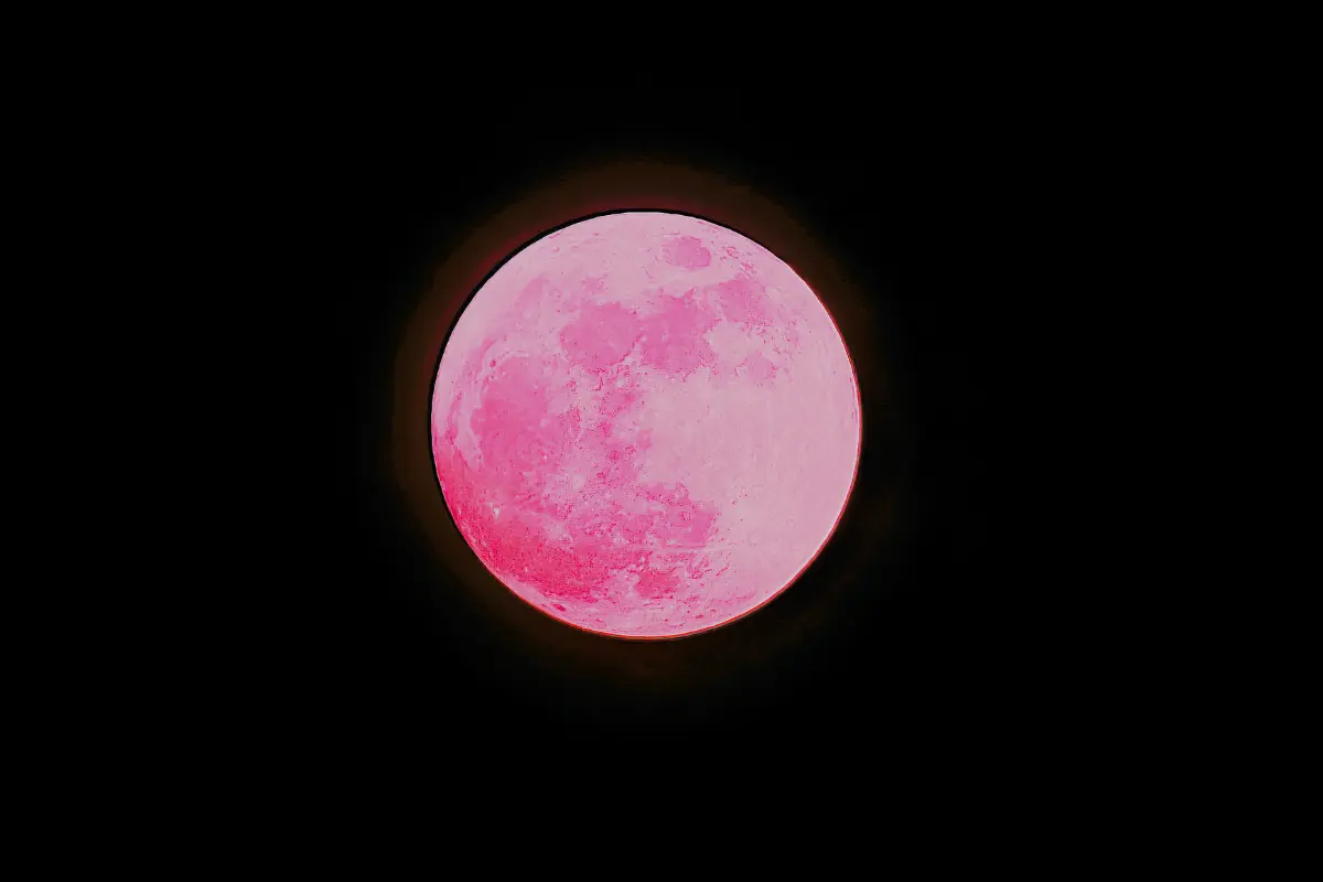 Este año, la Luna de Fresa deslumbrará en el cielo mexicano justo antes de iniciar el solsticio de verano. Foto: Canva