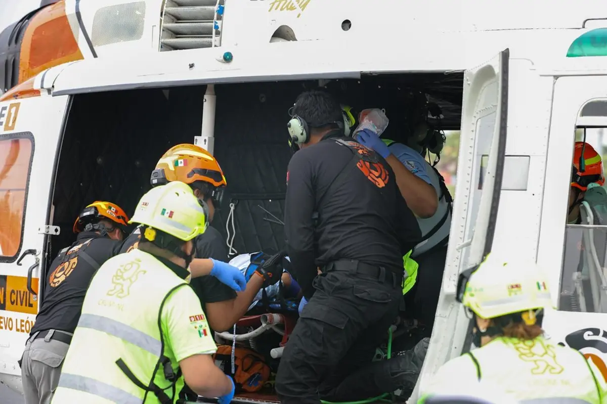 Protección Civil de Nuevo León actualizó el estado del operativo aéreo realizado para trasladar a dos menores lesionados en un accidente carretero en Hualahuises. Foto: Protección Civil de Nuevo León