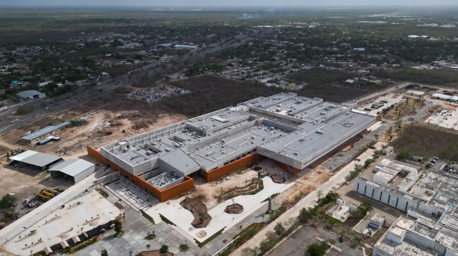 El pasado 2 de junio el gobernador Joaquín Díaz Mena realizó un recorrido para supervisar el avance de la construcción del nuevo hospital General “Dr. Agustín O’Horán”, que es considerado el más grande de la región sureste.- Fuente Gobierno del Estado