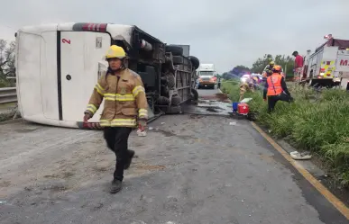 VIDEO | Volcadura en Hualahuises, Nuevo León, deja al menos 11 muertos y 21 heridos