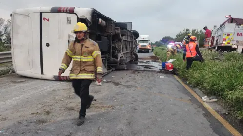VIDEO | Volcadura en Hualahuises, Nuevo León, deja al menos 11 muertos y 21 heridos