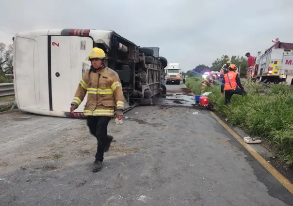 VIDEO | Volcadura en Hualahuises, Nuevo León, deja al menos 11 muertos y 21 heridos