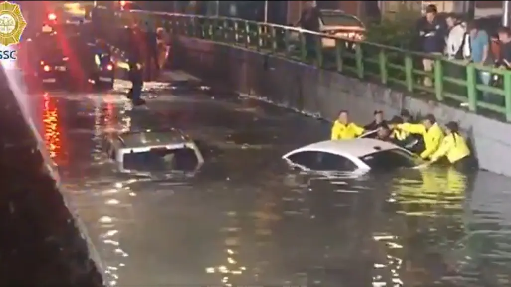 VIDEO |Rescatan a pasajeros  atrapados por fuertes lluvias en CDMX