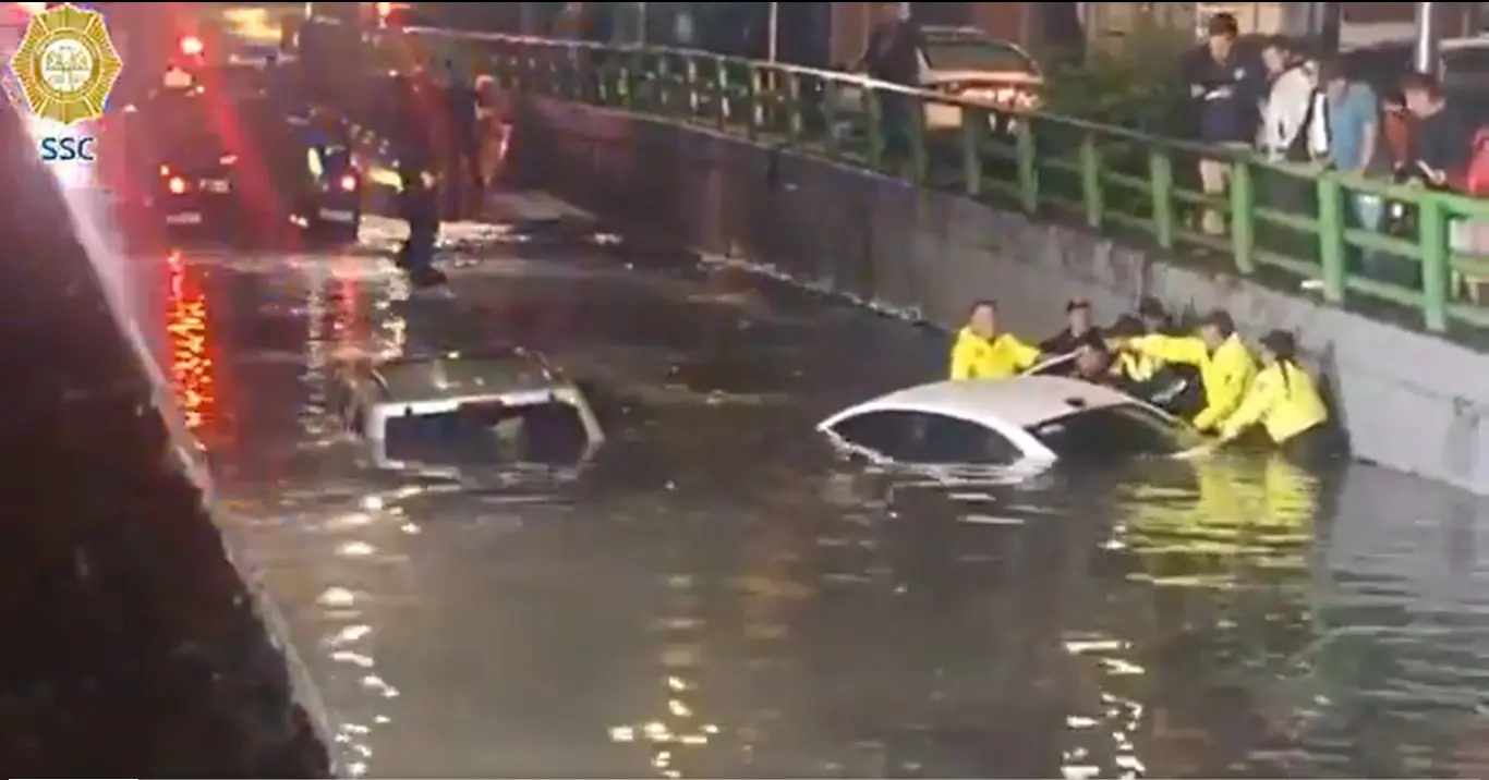 Intensas lluvias en CDMX: SSC usa lanchas para rescatar autos en Viaducto. Foto: Captura de pantalla