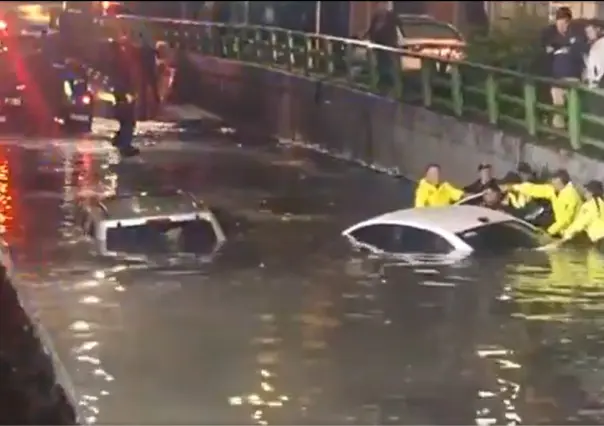 VIDEO |Rescatan a pasajeros  atrapados por fuertes lluvias en CDMX
