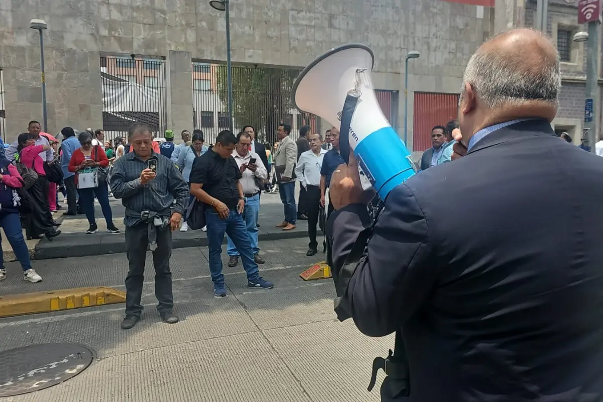Abogados hacen protesta en avenida Juárez de CDMX. Foto: Luis Antonio Alfaro