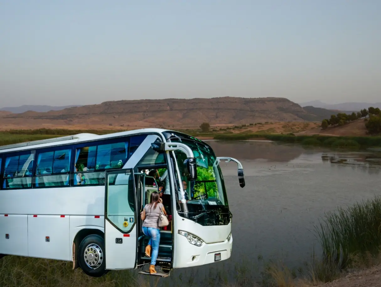 Para aquellos que no cuenten con un vehículo, llegar a la presa de la Juventud en Marín, Nuevo León, es posible mediante transporte público. Foto: Canva.