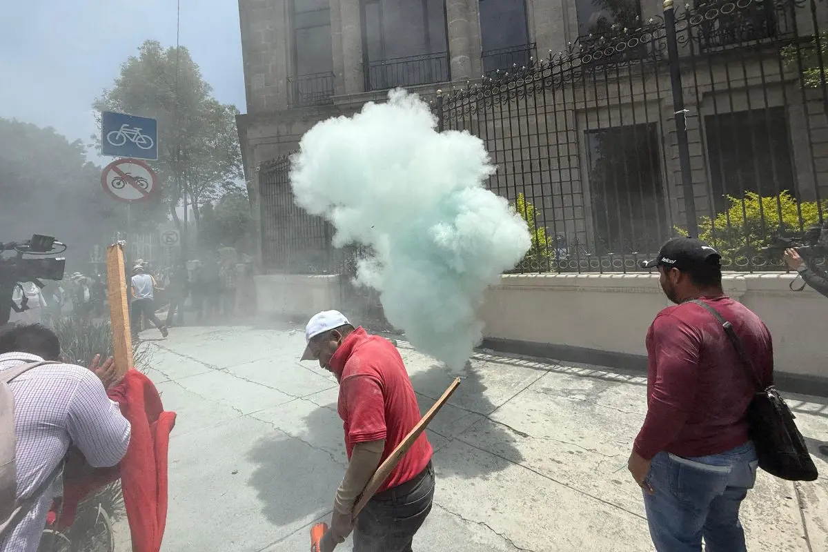CNTE protagoniza enfrentamientos frente a la SEGOB. Foto: Ramón Ramírez