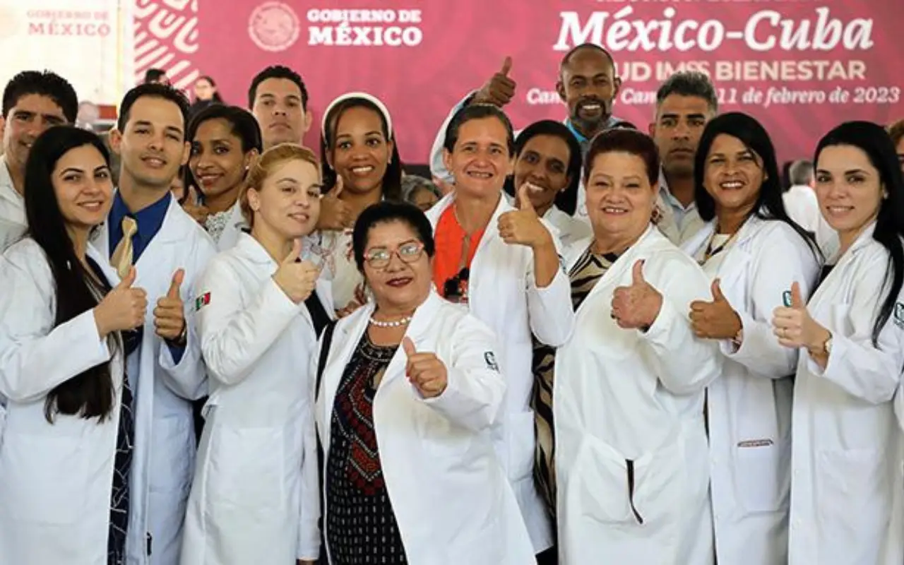 Médicos cubanos durante conferencia de prensa en reconocimiento a sus labores en Campeche, en febrero de 2023. Foto: IMSS