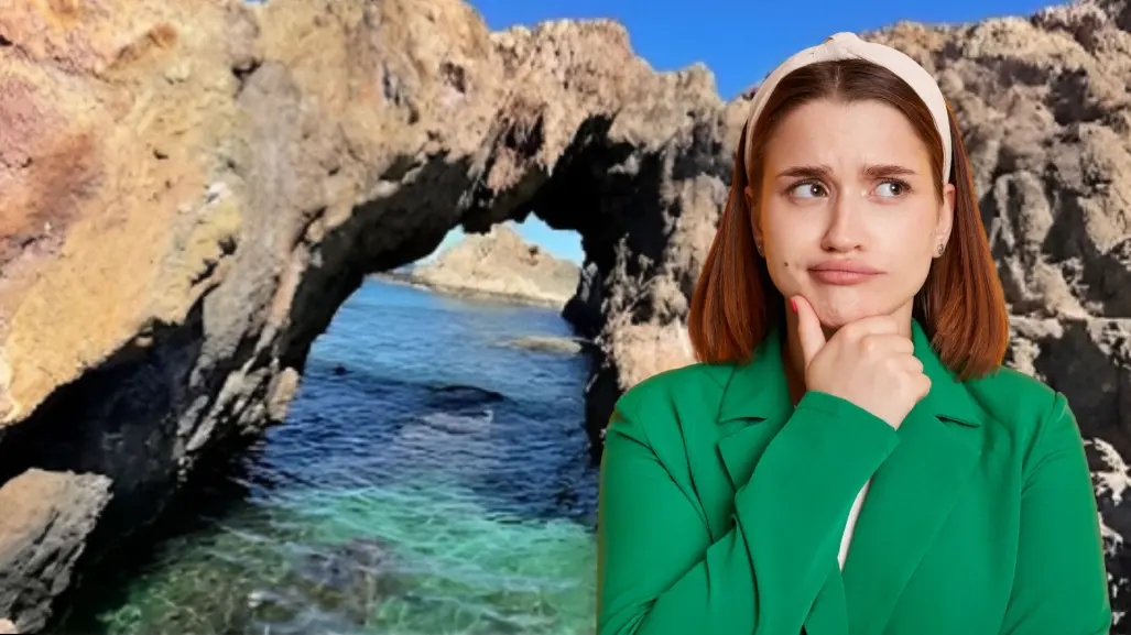¿Cómo se formaron los arcos volcánicos de Playa Arquitos en Mulegé?