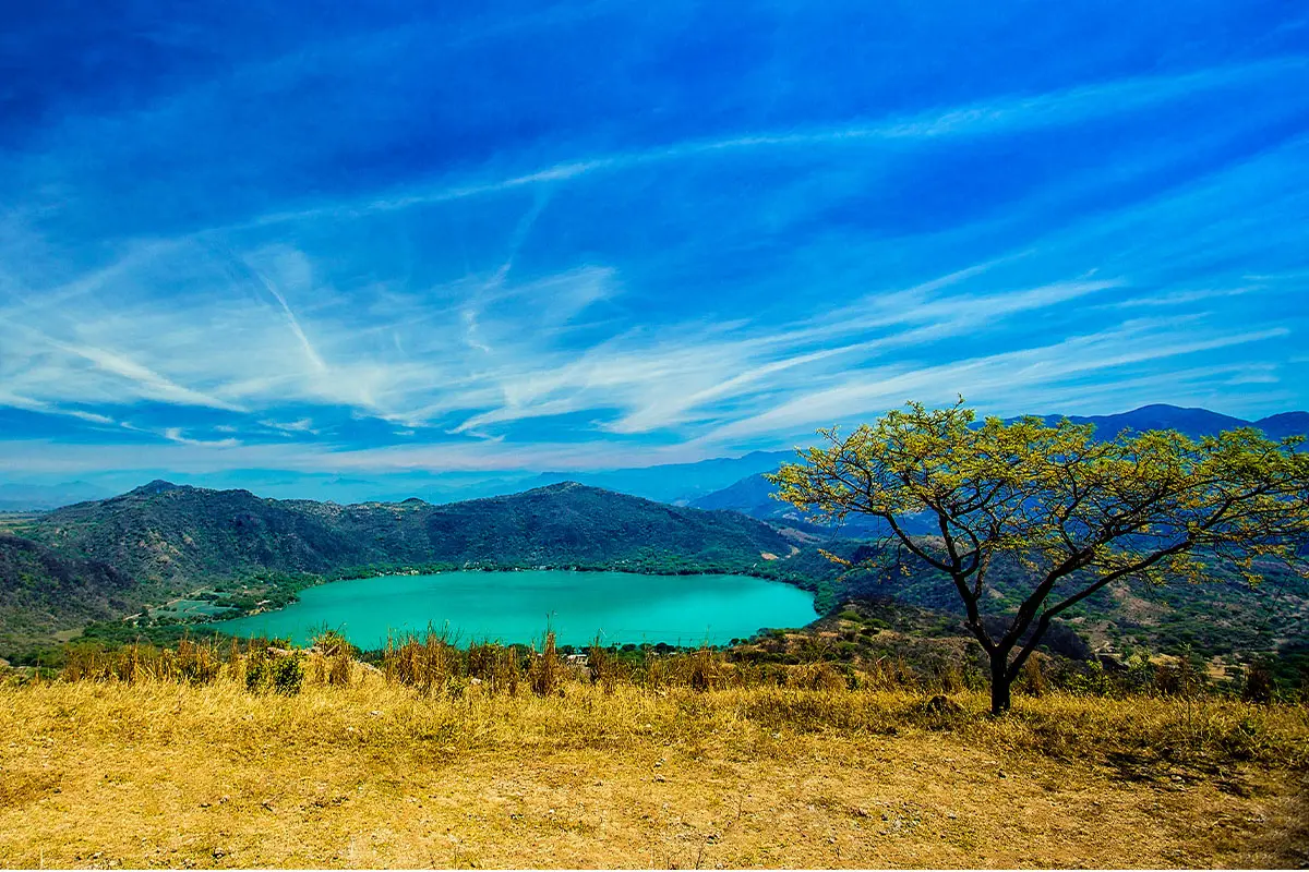 El agua dulce de la Laguna de Samao tiene un alto contenido de minerales y un elevado nivel de alcalinidad lo que hace que cambie de color. Foto: visitnayarit.travel