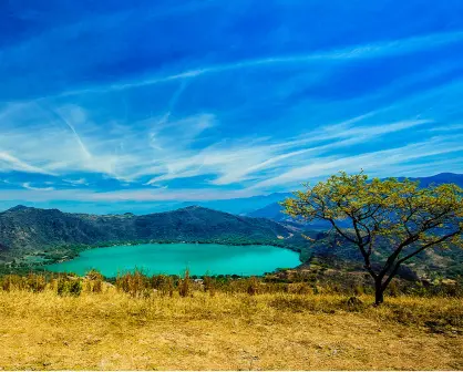 Descubre la laguna que cambia de color en Nayarit, ¡Te sorprenderá!