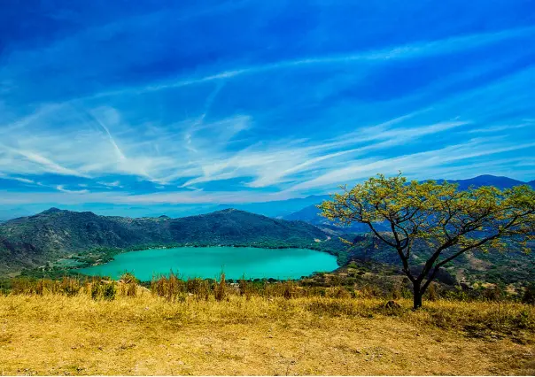 Descubre la laguna que cambia de color en Nayarit, ¡Te sorprenderá!
