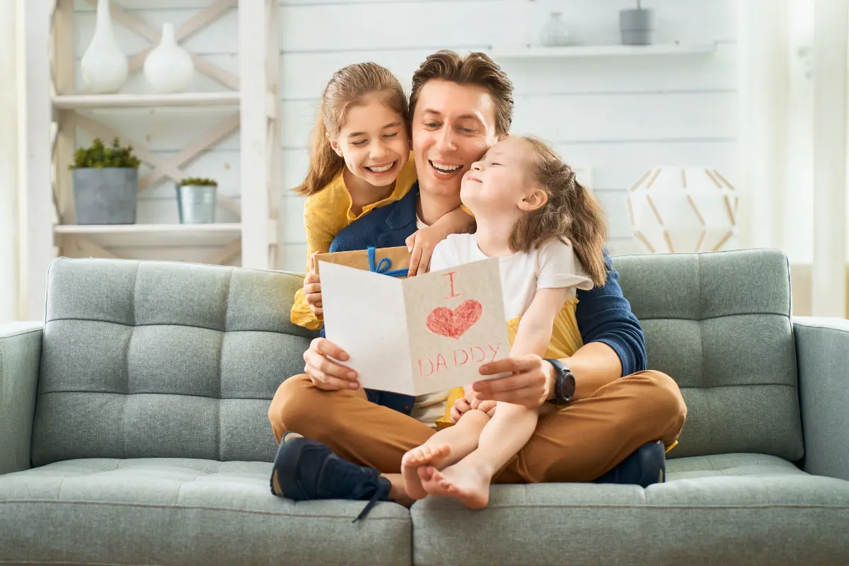 Celebrar el Día del Padre con regalos hechos a mano fortalece la conexión emocional y resalta la importancia de la creatividad. Foto: Canva