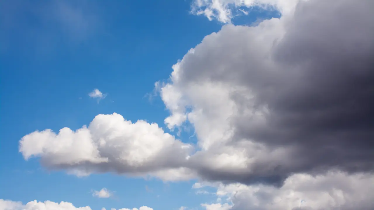 El cielo se mantiene parcialmente nublado en el Estado de México, con posibilidad de lluvias aisladas por la tarde. Foto: Canva