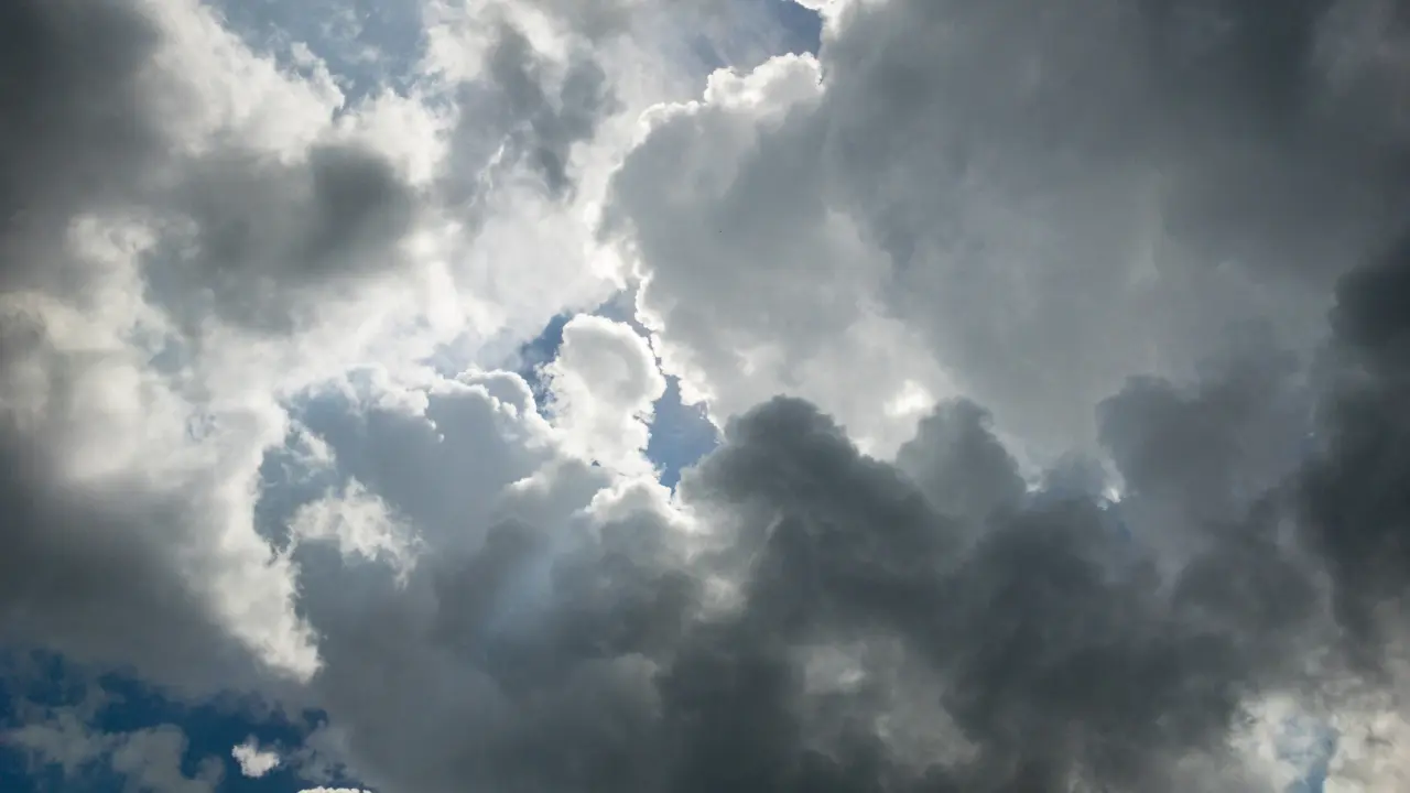 El cielo mayormente nublado marcó el inicio de este miércoles 4 de junio en distintas zonas del Estado de México. Foto: Canva