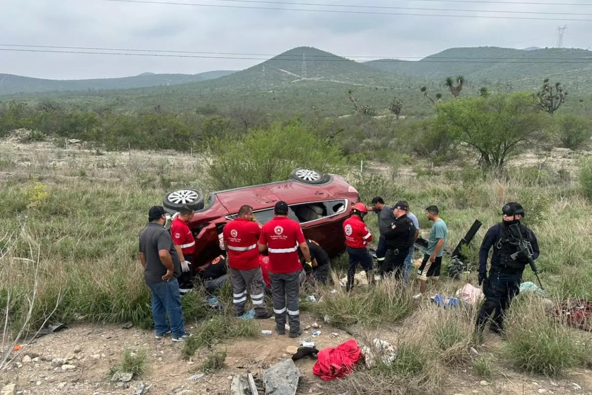 Camioneta volcada en el municipio de Salinas Victoria. Foto: Protección Civil Nuevo León