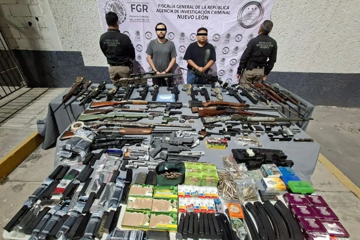 Hombres detenidos con arsenal en Monterrey. Foto: Especial