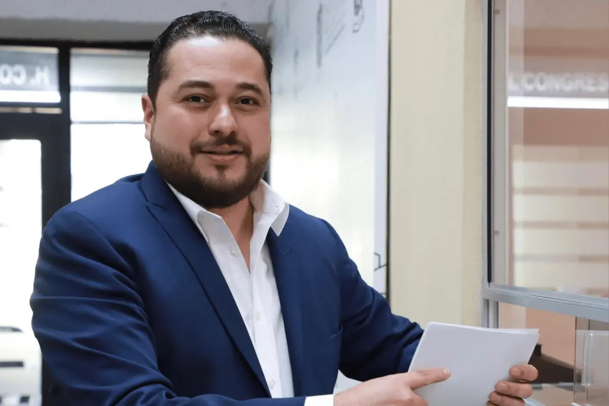 Miguel Lechuga presentó una iniciativa legal para garantizar que los cambios en las rutas camioneras se realicen de forma correcta. Foto: Cortesía.