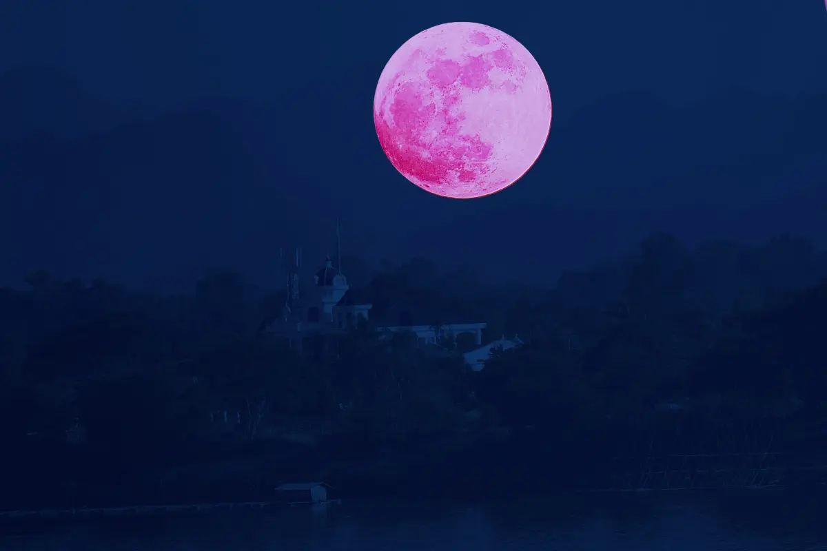 Un fenómeno astronómico asombroso se aproxima, ya que la Luna de Fresa será visible en México durante este junio 2025. Foto: Canva