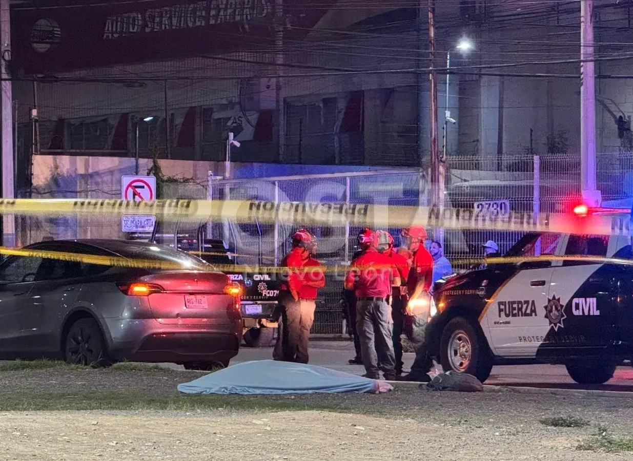 Elementos de Fuerza Civil y paramédicos de la Cruz Roja así como de Protección Civil de Monterrey en la zona del accidente vial con el cuerpo de la víctima. Foto: POSTA.