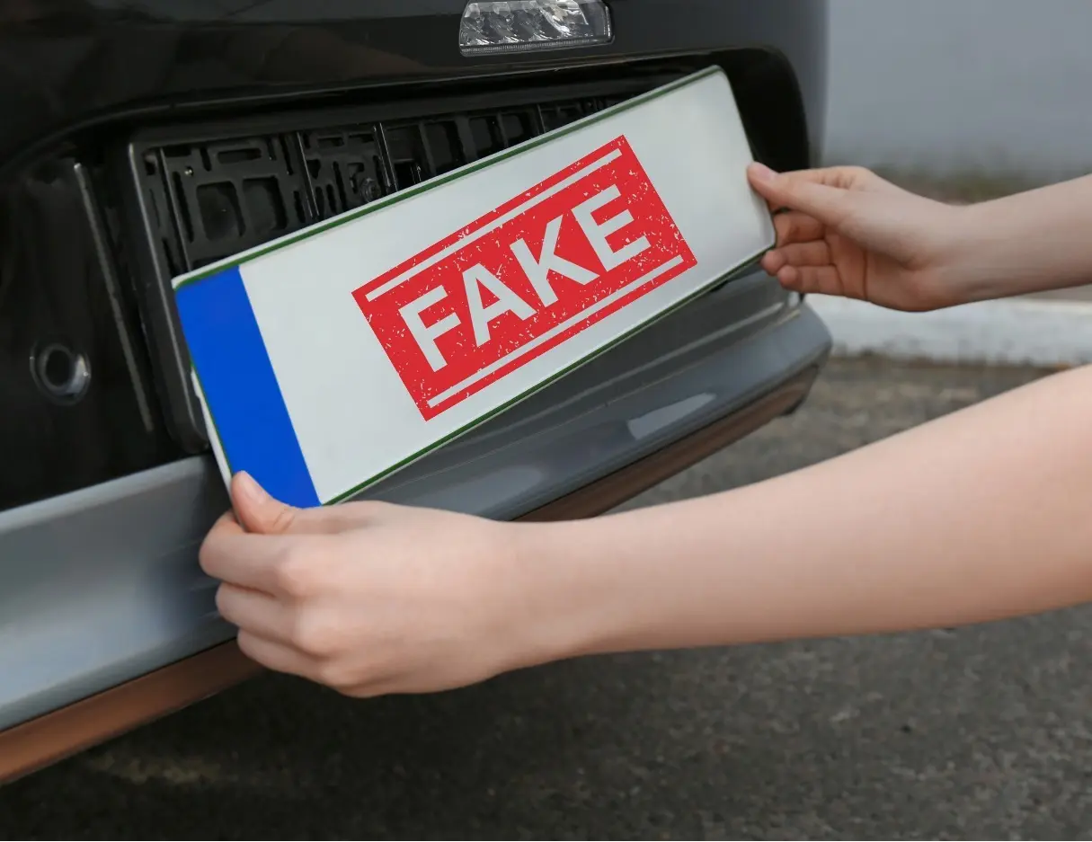 De acuerdo con el Instituto de Control Vehicular de Nuevo León, hay algunos métodos para asegurarse que las placas sean auténticas. Foto: Canva.