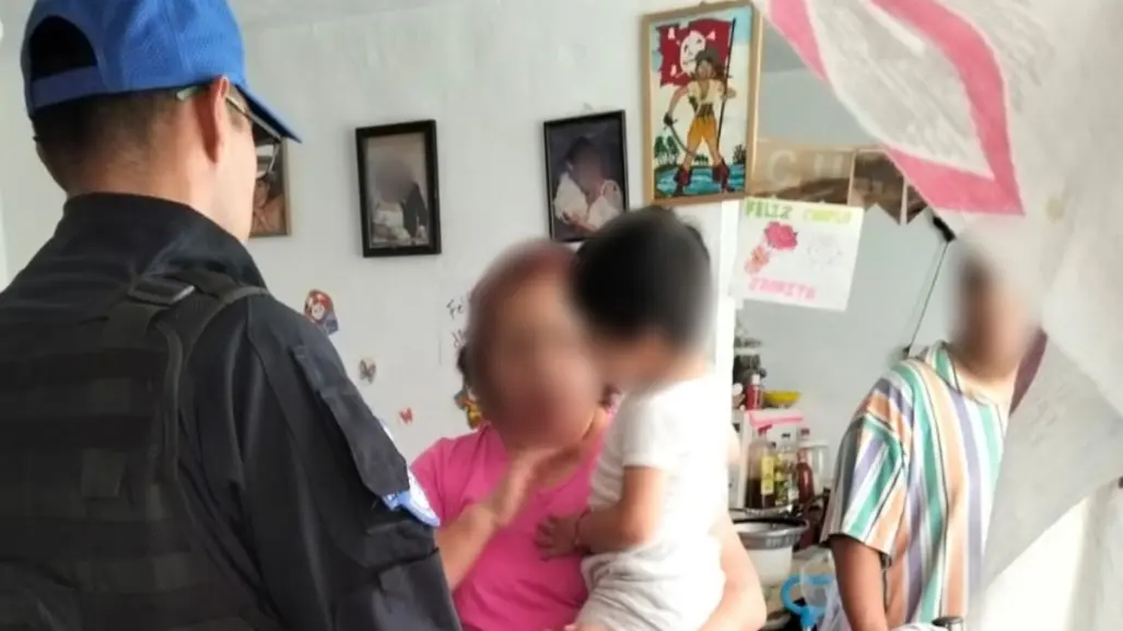 Policía Auxiliar de CDMX salva la vida de un niño de 2 años con esta maniobra de primeros auxilios