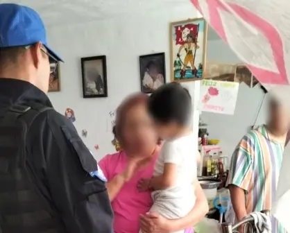 Policía Auxiliar de CDMX salva la vida de un niño de 2 años con esta maniobra de primeros auxilios