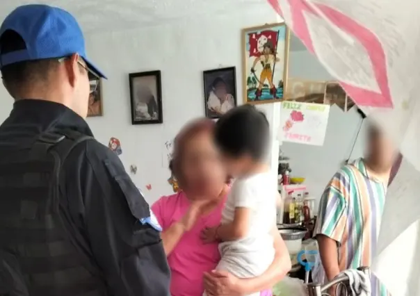 Policía Auxiliar de CDMX salva la vida de un niño de 2 años con esta maniobra de primeros auxilios