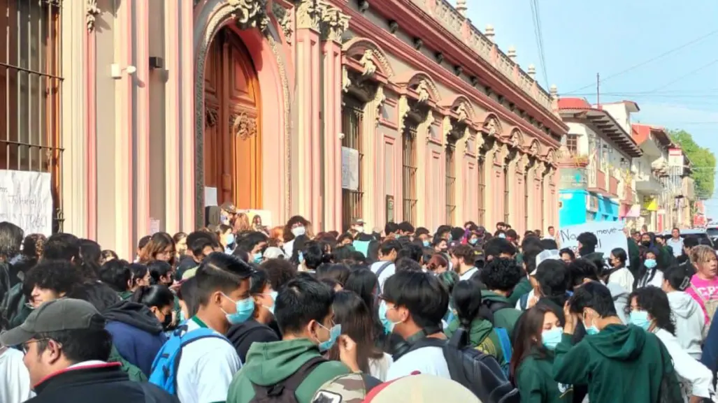 Protestan por segundo día alumnos y padres de la Preparatoria Juárez en Xapala, Veracruz
