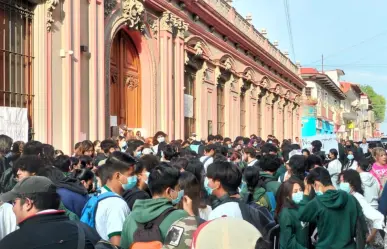 Protestan por segundo día alumnos y padres de la Preparatoria Juárez en Xapala, Veracruz